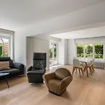 Hanekraai - Ruim App 8p Met Tuin Vlak Aan * De Haan
